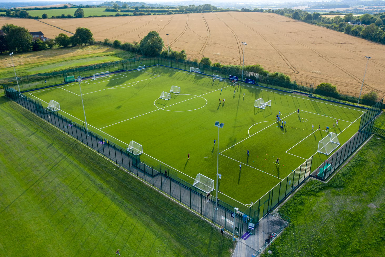 Các vạch kẻ giới hạn trong sân bóng - football field